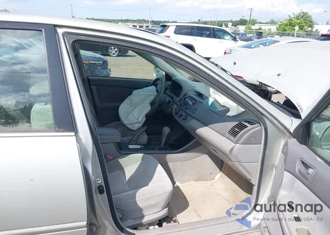 2003 Toyota Camry Le z USA, uszkodzony, nr VIN 4T1BE32K13U748646